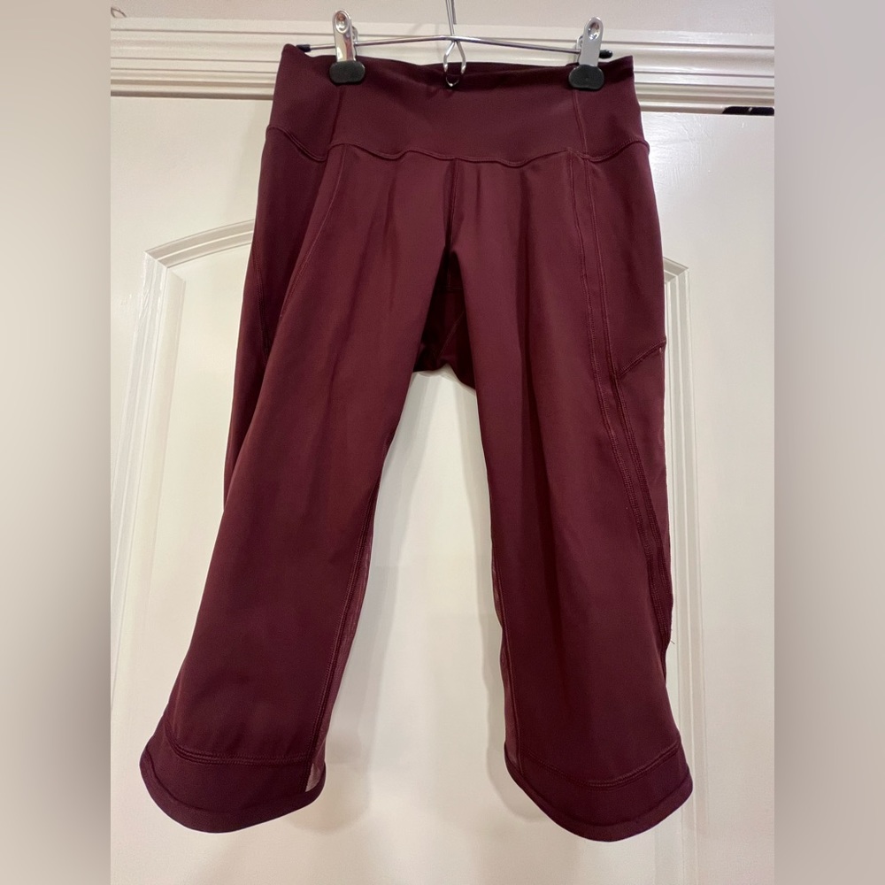 EUC Lululemon crop leggings with mesh detail - Picture 2 of 10